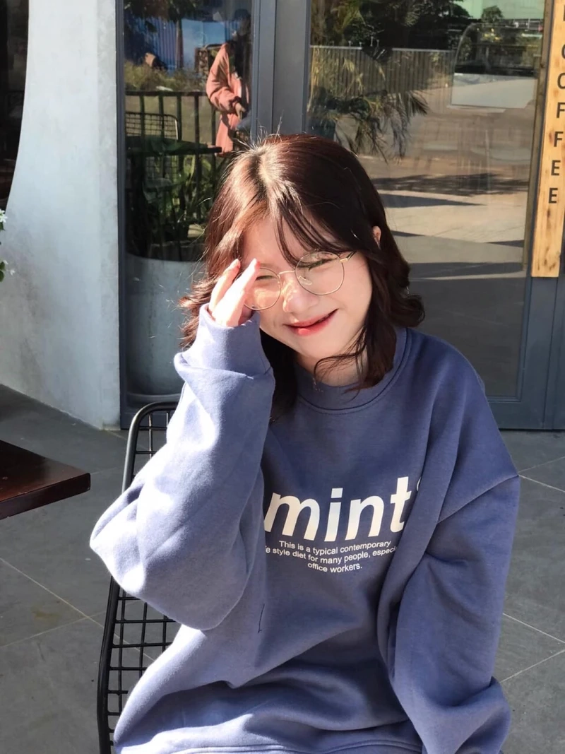 Hình nền anime girl buồn thể hiện sự sâu lắng và cảm xúc